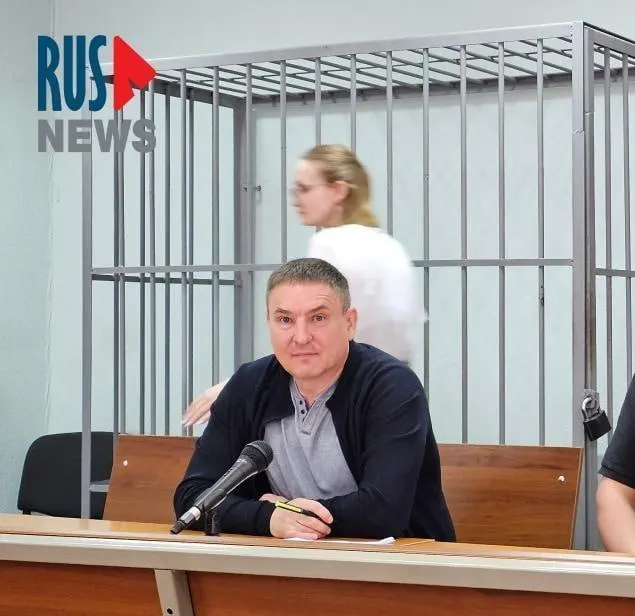 Суд подтвердил практику выдачи бумаги и ручки в карцере на полтора часа в день, что серьёзно ограничивает подготовку к процессу — об этом сообщил правозащитник Алексей Соколов, подавший иск к Минюсту.