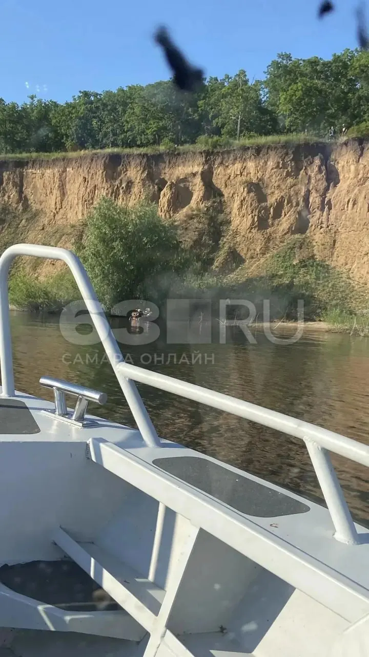 10 июня на берегу Волги у базы отдыха женщина и её дочь сорвались с обрыва на квадроцикле. Мать получила множественные переломы и черепно‑мозговую травму, её состояние тяжёлое; дочь отделалась ссадинами.