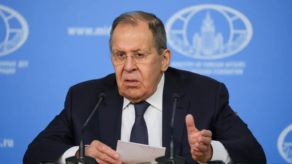 Глава МИД РФ заявил, что европейские страны требуют от Москвы немедленного прекращения огня, начала переговоров и компенсаций Украине, что, по его мнению, представляет собой ультиматум и несет риск прямого столкновения между НАТО и Россией.