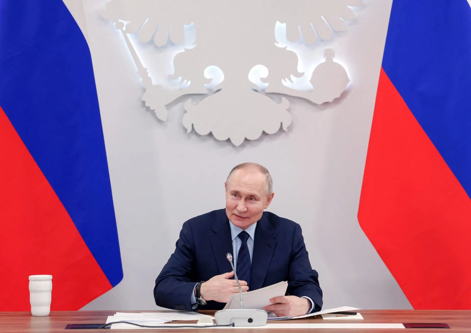 Президент подписал поправки, позволяющие арестовывать имущество и банковские счета россиян, находящихся за границей, как обеспечительную меру по делам об административных правонарушениях. Нормы вступают в силу 1 сентября 2026 года.