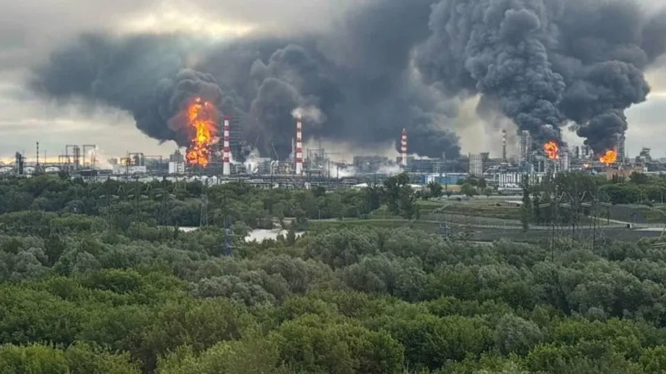 По данным осведомлённых источников, Вашингтон продолжает поставлять развединформацию для ударов по нефтеперерабатывающим заводам и военным целям в глубине России; аналитики предупреждают о серьёзном топливном кризисе в стране.
