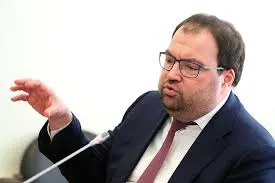 Глава Минцифры сообщил на IT‑завтраке в рамках ПМЭФ‑2026, что внедрение механизмов возрастной идентификации в онлайн‑платформы стоит на ближайшей повестке; ведомство изучает, в том числе, опыт игровой платформы Roblox.