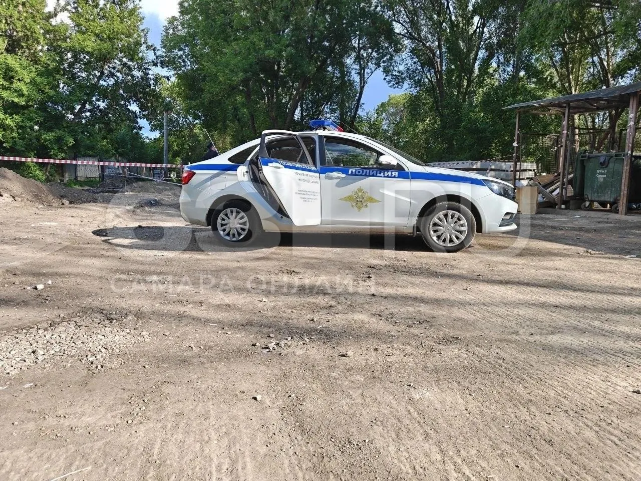 Участок возле магазина на улице Физкультурной оцепили после обнаружения предполагаемых артиллерийских и миномётных снарядов. Разминированием займутся профильные службы.