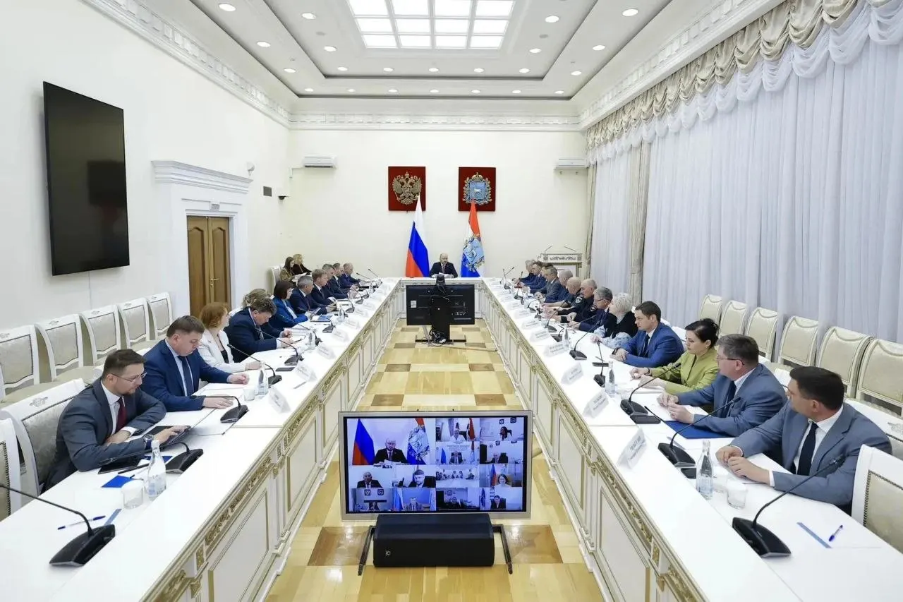 Власти региона установили лимиты на продажу бензина на АЗС и усилили ежедневный контроль запасов и цен совместно с ФАС, министерством региональной безопасности и полицией.