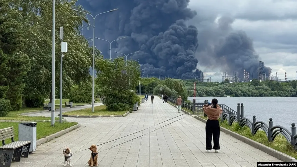 По данным отраслевых источников, Москва обратилась к Астане за поставками АИ‑92. Казахстан официально заявляет, что запроса не получал; в России рассматривают экспортные ограничения, субсидии и импорт для стабилизации рынка.