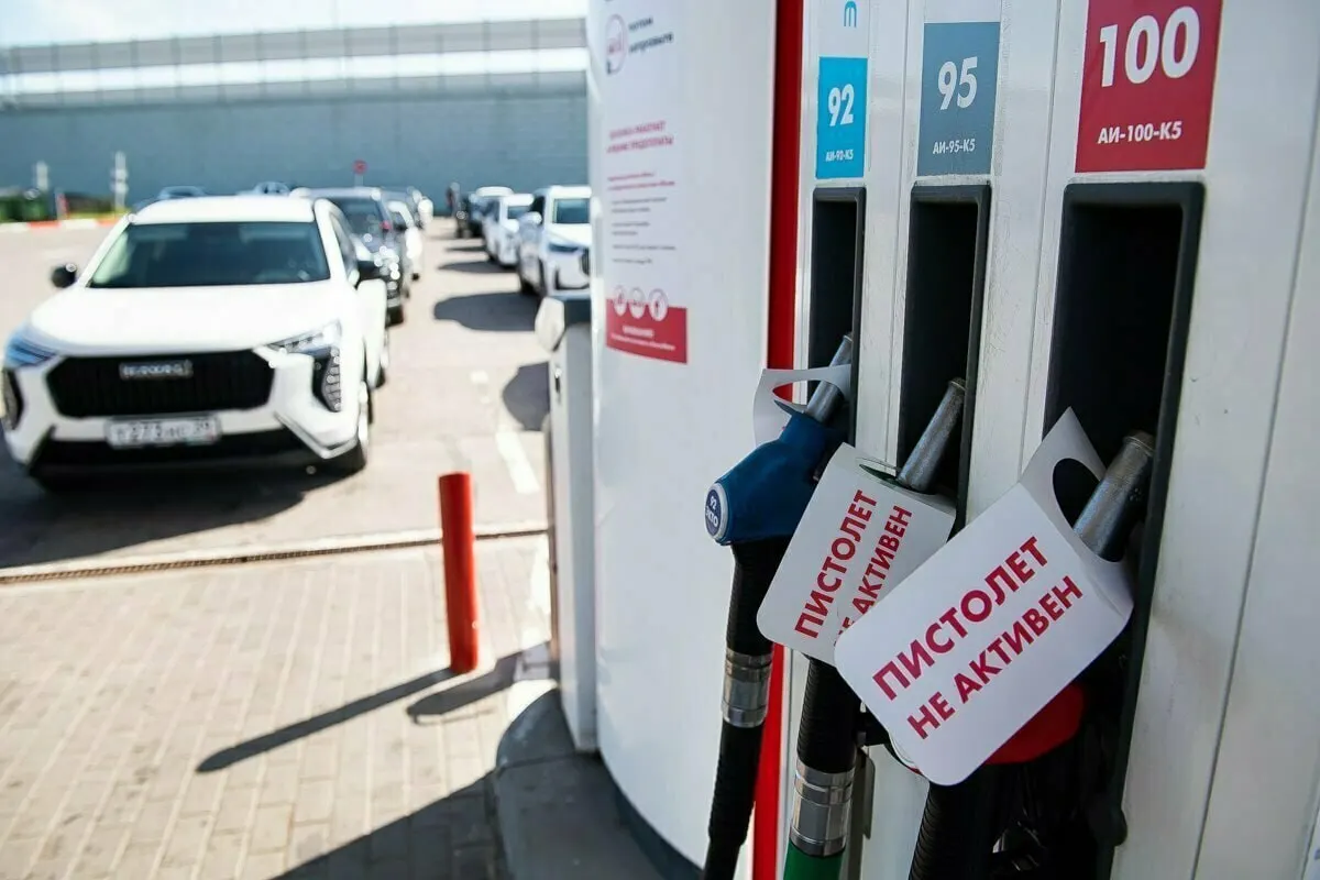 В Кремле не исключают зарубежные закупки топлива при условии приемлемых цен; правительственная рабочая группа под руководством вице‑премьера Новака курирует ситуацию ежедневно. Создан телеграм‑канал для обмена информацией о наличии и ценах на АЗС.
