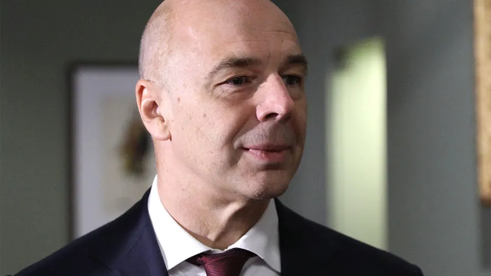 Минфин заявил, что предприятия топливно-энергетического комплекса обязаны за свой счёт приобретать оборудование для защиты от атак беспилотников; затраты можно включать в себестоимость продукции. Между тем удары по НПЗ серьёзно сократили переработку и повысили оптовые цены на топливо.