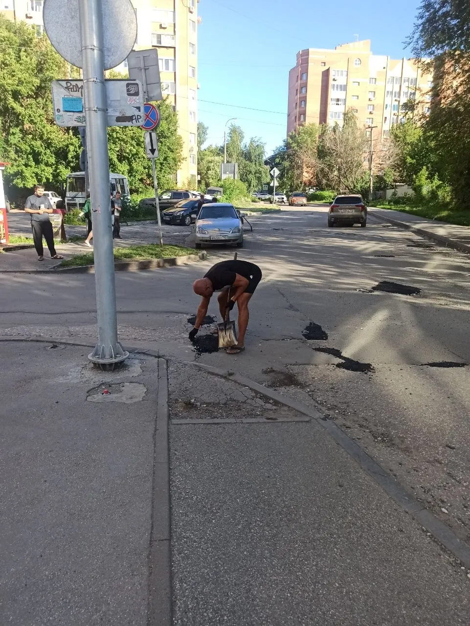 Местный блогер с командой устраняет ямы в асфальте на улице Лукачева в Тольятти: прохожие и водители благодарят, а инициатива призвана повысить безопасность на дорогах.