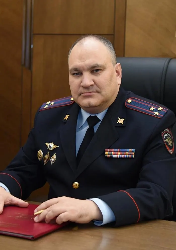 Константин Кремнев, 1980 г.р., начал службу в МВД в 2000 году, окончил Воронежский институт МВД, прошёл карьерный путь от оперуполномоченного до начальника полиции в Курганской области. Указом президента от 5 ноября 2025 года назначен заместителем начальника ГУ МВД по Волгоградской области — начальником полиции; сейчас временно исполняет обязанности начальника главка.
