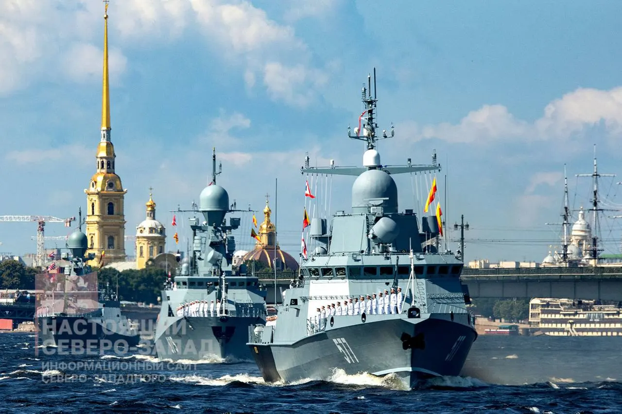 Министерство обороны не планирует проводить главный парад ко Дню ВМФ в Санкт‑Петербурге. Решение принято после года сокращённых форматов: в 2025-м отменили шествие по «общей обстановке», ранее в Кронштадте отменяли морскую часть.