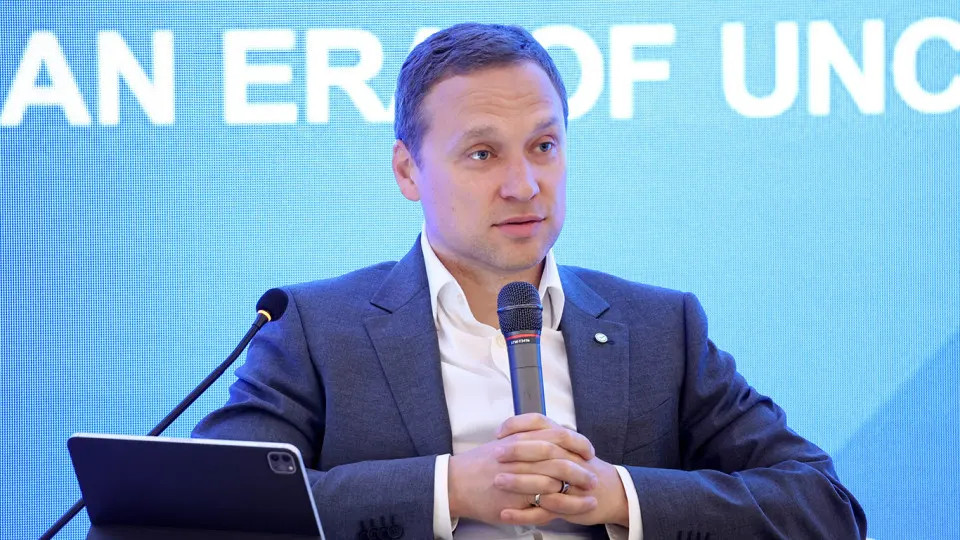 Зампред правления Сбербанка предупреждает, что наличность остается у населения и не возвращается в банковскую систему — ситуация усугубляется дроблением бизнеса и выплатами «в конвертах». При дальнейшем ужесточении налогового контроля отток наличности может ускориться.