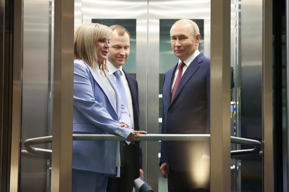 Источники, близкие к администрации президента, говорят, что руководители силовых ведомств настаивают на переносе или отмене думских выборов из‑за экономических проблем и падения рейтингов; гражданские чиновники и политблок АП выступают за сохранение даты.