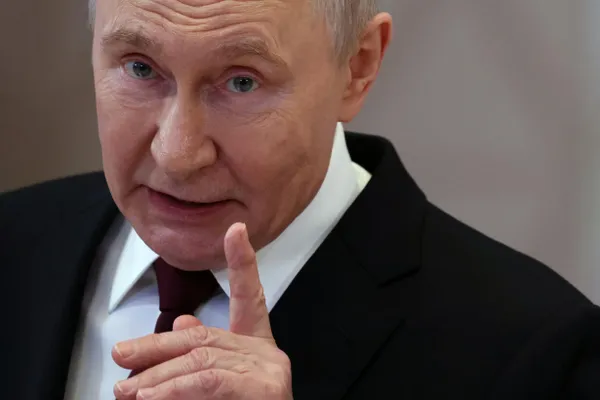 Президент заявил, что отказался от предложения Киева об обмене прекращения ударов дронов на остановку атак РФ вглубь территории Украины. По его словам, главная задача — «освободить» аннексированные регионы; реакция популярных каналов была в основном нейтральной, но отклики читателей показывают снижение поддержки продолжения войны.