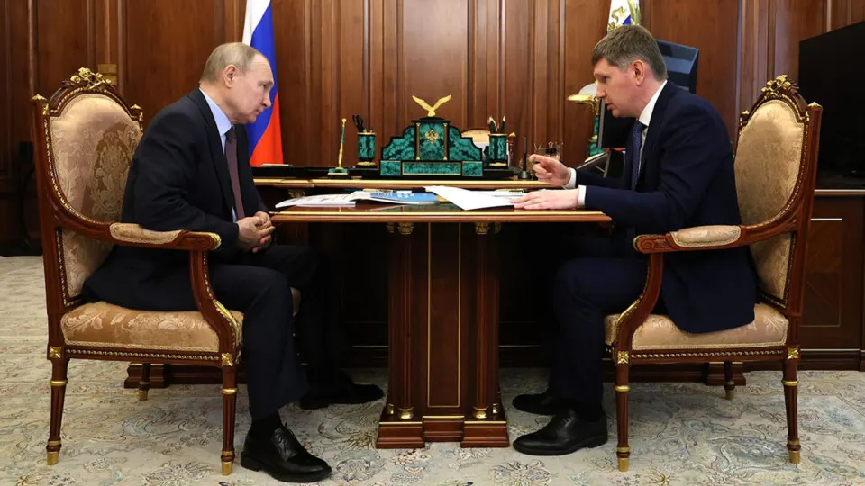 Президент дал поручение запустить новый инвестиционный цикл, но экономические власти отмечают ряд ограничений: бюджетная экономия, высокие ставки, снижение прибыли компаний, последствия войны и рост рисков для владения активами. Прогнозы по инвестицям расходятся — от умеренного падения до двузначных просадок в отдельных оценках.