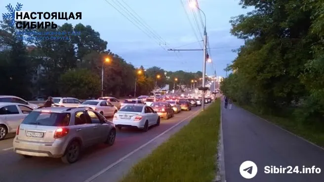 После введения жестких лимитов на АЗС в ряде регионов Сибири бензина стало не хватать: сильнее всего пострадал Иркутск, где очереди на заправках растянулись на километры, а водители проводят ночи в автомобилях.
