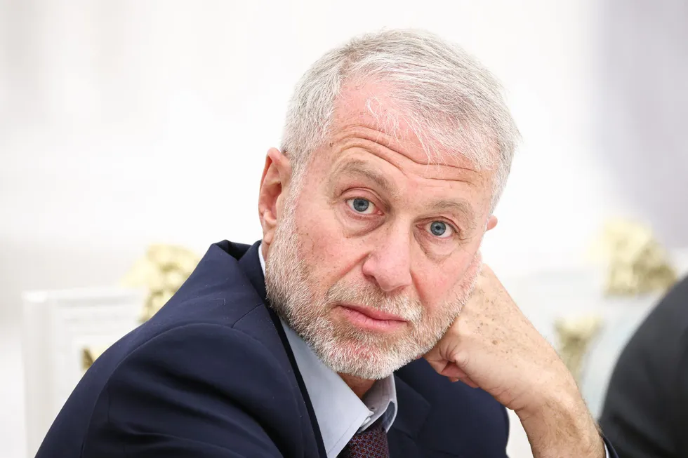 По сведениям нескольких осведомлённых источников, в мае 2026 года в Киев приезжал бизнесмен Роман Абрамович и передал предложение Владимиру Путину о встрече от Владимира Зеленского. Кремль и окружение предпринимателя комментариев не дали.