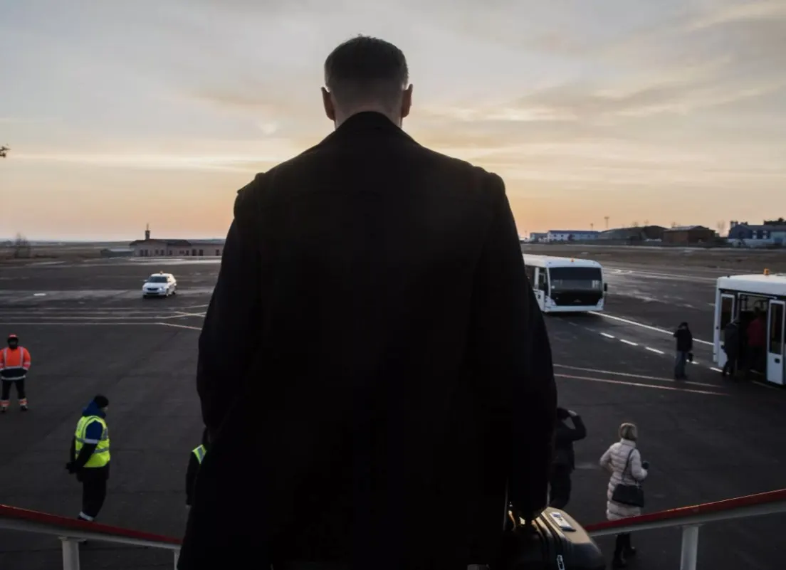 Алексей Навальный, российский оппозиционер и организатор антикоррупционных инициатив, умер в колонии на севере. Родственники предполагают отравление; при жизни он руководил движениями и проектами протеста, в том числе «Умным голосованием».