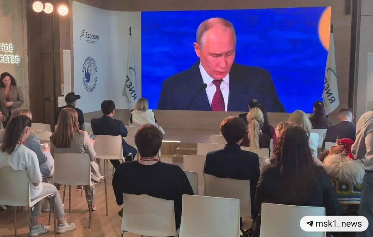 На пленарной сессии ПМЭФ президент подчеркнул смещение центров роста в пользу Глобального Юга, увеличившуюся роль БРИКС в мировом ВВП и рост доли рубля в экспортных операциях.