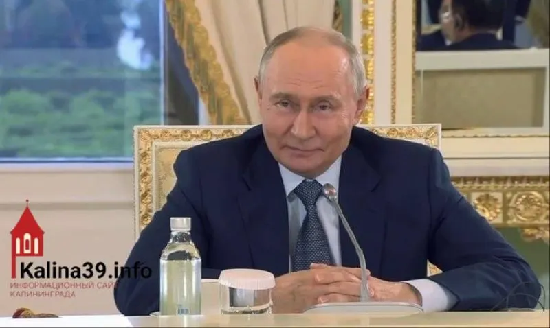 На ПМЭФ президент заявил, что реальные доходы и зарплаты выросли более чем на 28% и 25% соответственно, в то время как многие граждане отмечают рост цен и экономят на повседневных расходах.