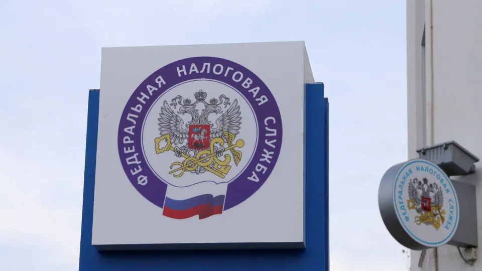 Федеральная налоговая служба рекомендовала регионам расширить налоговую базу и повысить ставки, чтобы компенсировать дефицит местных бюджетов в 1,5 трлн рублей. Эксперты предупреждают о росте долговой нагрузки и возможном увеличении дефицита в 2026 году.