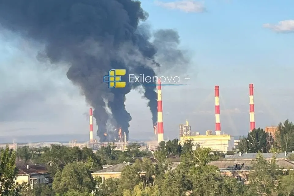 В результате ночной волны ударов по Самарской области были выведены из работы обе установки первичной переработки Куйбышевского НПЗ. На заводе зафиксированы повреждения оборудования и пожар, есть пострадавшие; также пострадали другие предприятия региона.