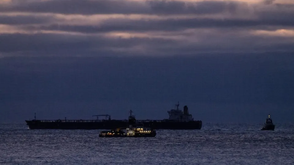 Из‑за роста мировых цен на нефть, вызванного военным конфликтом на Ближнем Востоке, Еврокомиссия предлагает не менять действующий ценовой потолок на российскую нефть до января и вводит новые санкции против танкеров, ограничений на продажу судов для СПГ и мер для банков и рыбной отрасли.