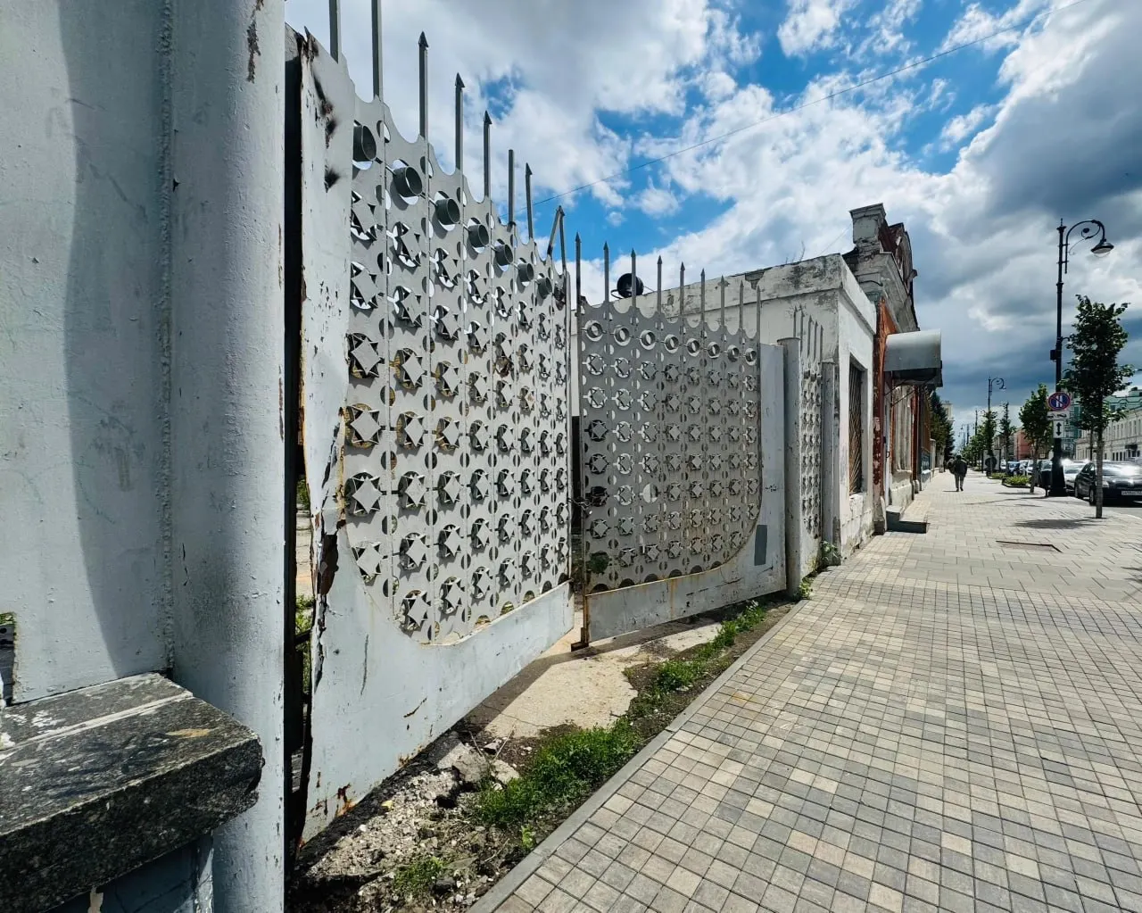 Глава Ленинского района совместно с владельцем проверила здание: установлены решётки и забор из профлиста, однако фасад в граффити и внутри ещё мусор. В дальнейшем объект войдёт в инвестпроект.