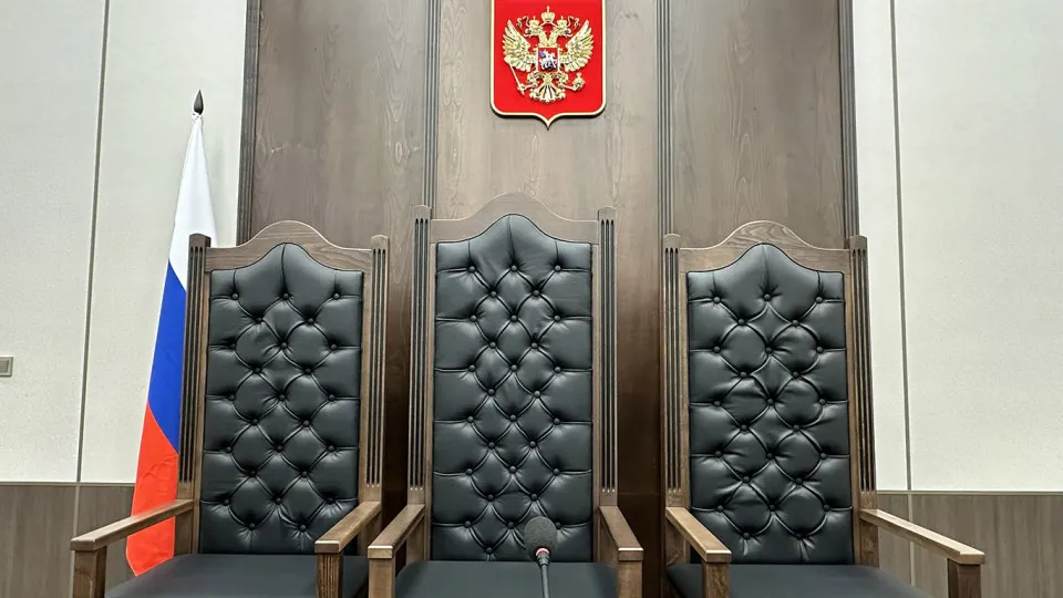 Правительственная комиссия поддержала проект Верховного суда о снижении требований к образованию для секретарей судебных заседаний и ряда других должностей в аппаратах судов. Эксперты предупреждают о риске текучести и подчёркивают необходимость улучшения условий труда.