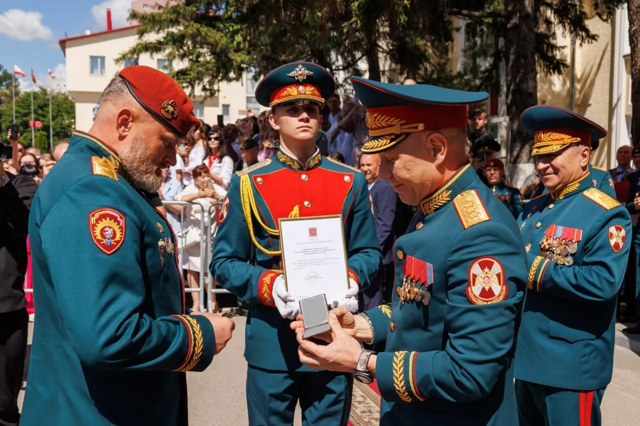 Начальнику Саратовского института войск национальной гвардии Александру Белоглазову присвоено воинское звание генерал-лейтенанта. Погоны вручил заместитель директора Росгвардии генерал-полковник Анатолий Маликов.