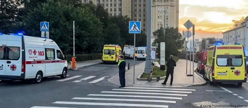 Вечером 1 августа у ресторана в центре Москвы прогремел взрыв. Погибли несколько человек, следствие рассматривает версию о целенаправленной атаке на главнокомандующего ВКС Александра Чайко; уголовное дело возбуждено по статье о терроризме.