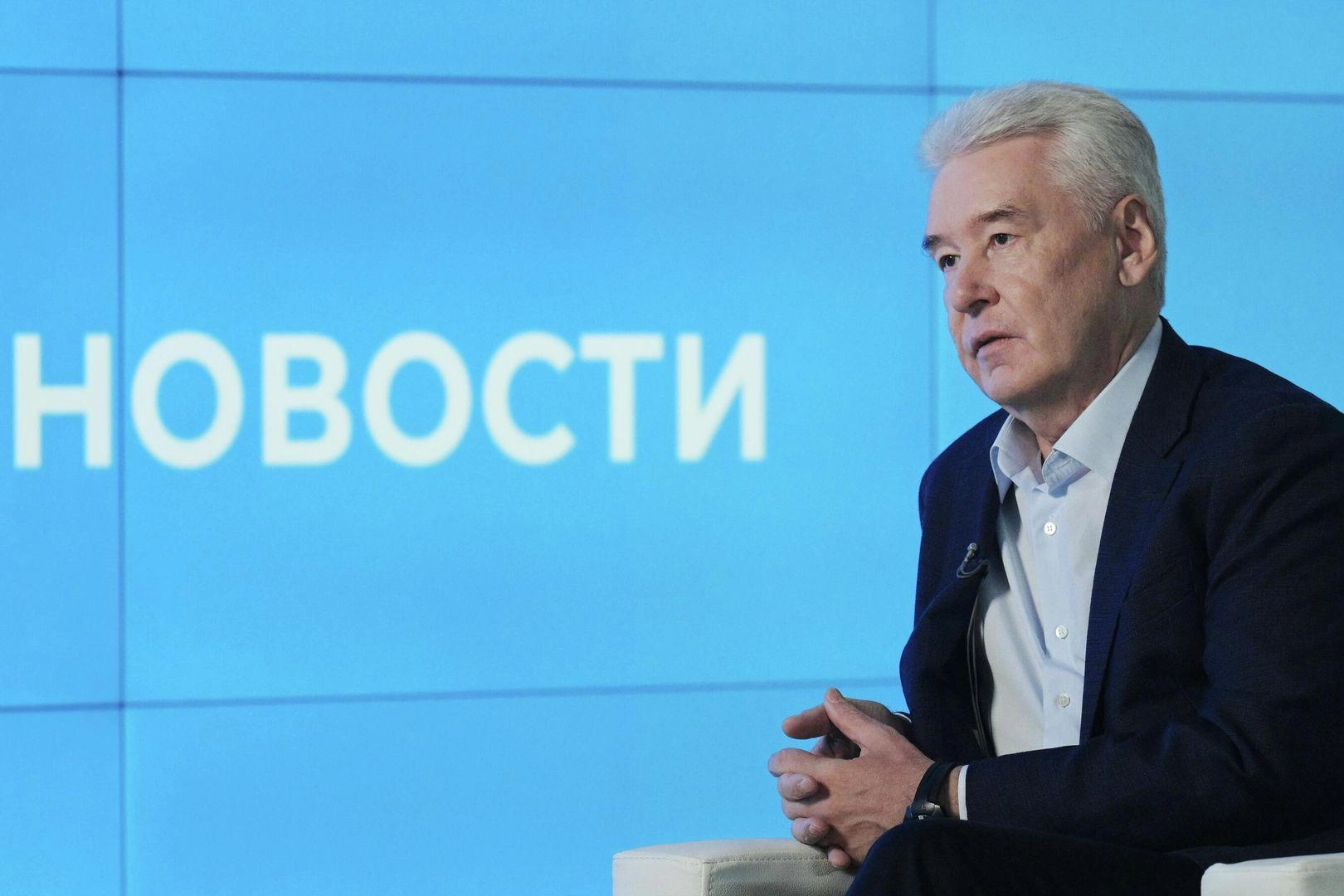 Мэр Москвы заявил, что призывы мобилизовать экономику на войну опасны для страны; на фоне экономических трудностей ЦБ ухудшил прогноз роста, а расходы на войну растут.