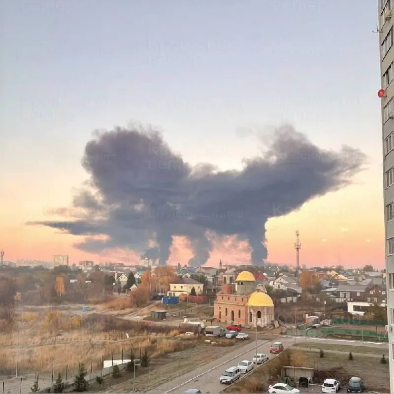 Пожар на НПЗ в Новокуйбышевске и задержки почти 500 рейсов в Москве на фоне ночных атак беспилотников.