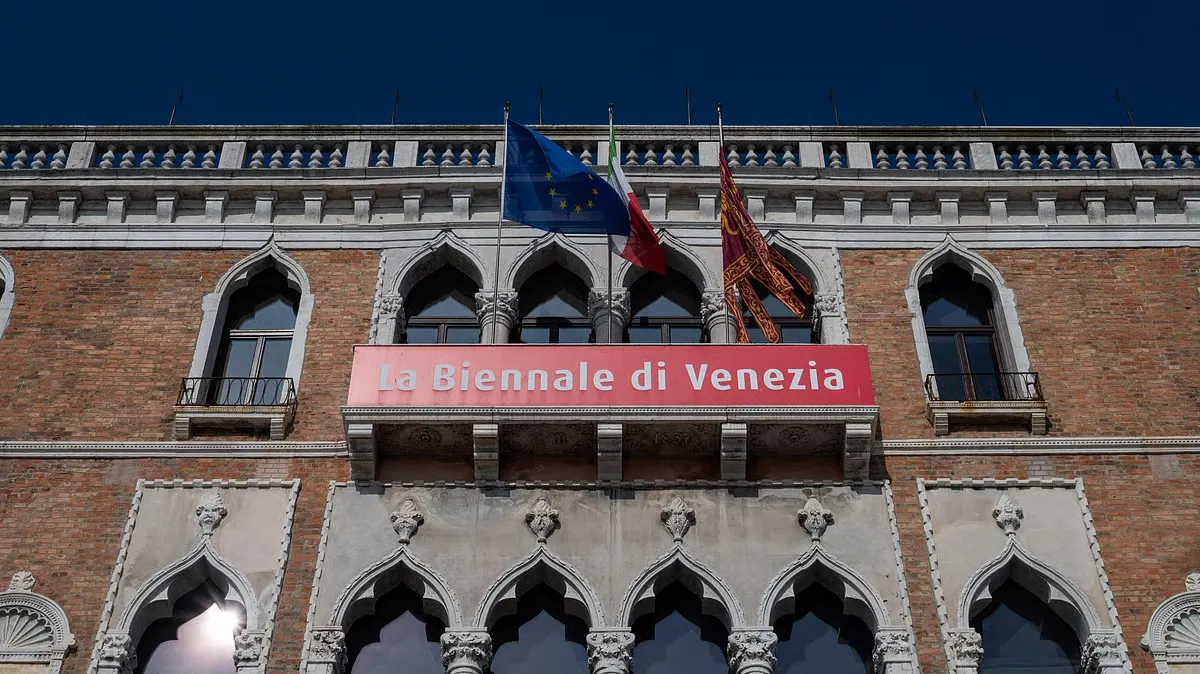 Еврокомиссия прекратила выплату гранта в размере 2 млн евро Венецианской биеннале современного искусства в связи с участием официального российского павильона и призвала власти Италии вмешаться в ситуацию.