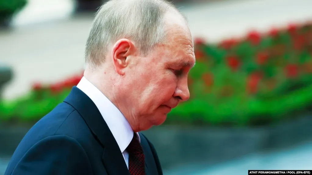 По данным государственных социологических служб, уровень одобрения и доверия к Владимиру Путину опустился к минимальным значениям за последние годы, тогда как поддержка правительства и правящих партий также демонстрирует спад.