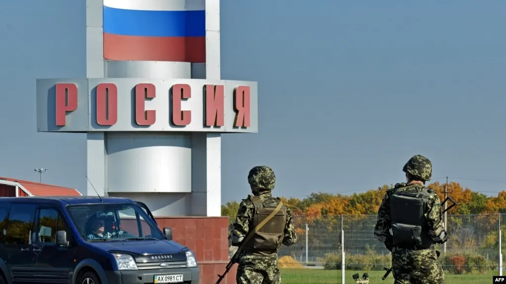 МВД России подготовило поправки, которые позволят отказывать в экстрадиции иностранцев и лиц без гражданства, если им предоставлено убежище в РФ — включая политическое. Под действие инициативы могут попасть иностранные хакеры, украинские чиновники, перешедшие на сторону Москвы, и сторонники «традиционных ценностей» из западных стран.