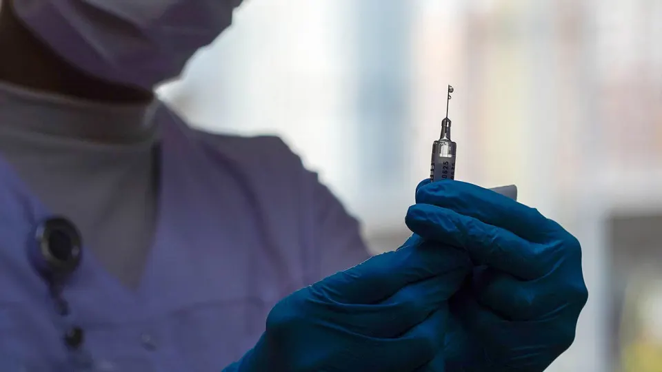 Российские ученые создают генотерапевтический препарат, который блокирует ген, запускающий процессы старения клеток, в рамках нацпроекта по сохранению здоровья.