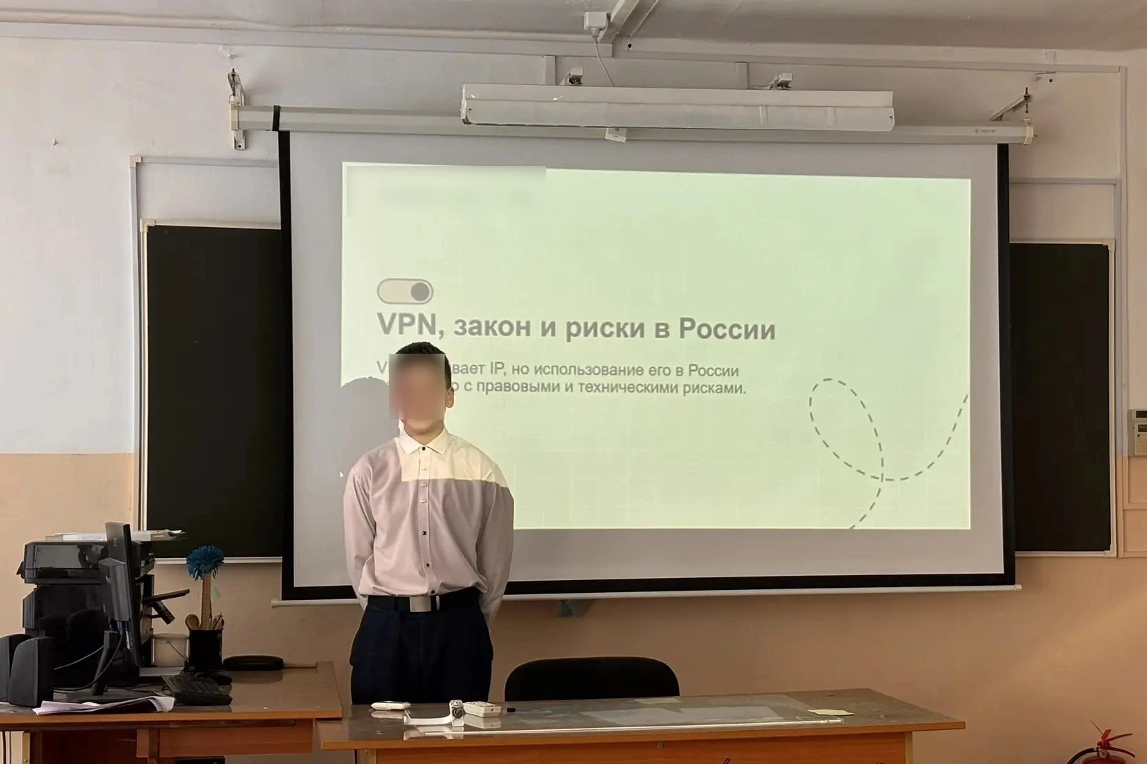 В учебных заведениях разных регионов России начали проводить специальные занятия по кибербезопасности, где школьникам рассказывают о рисках утечки персональных данных и возможных юридических последствиях использования VPN.