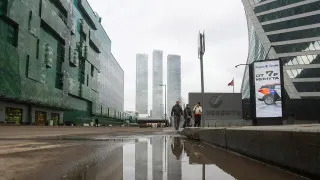 По оценкам Банка России, две трети предприятий не планируют расширять штат из‑за слабого спроса, а дефицит кадров снижается на фоне охлаждения экономики.