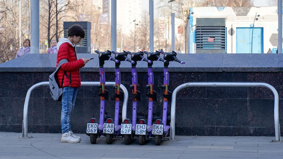 Столичные исследователи предложили разрешить аренду электросамокатов только через госмессенджер Max и использовать его для контроля как пользователей кикшеринга, так и владельцев личных СИМ.