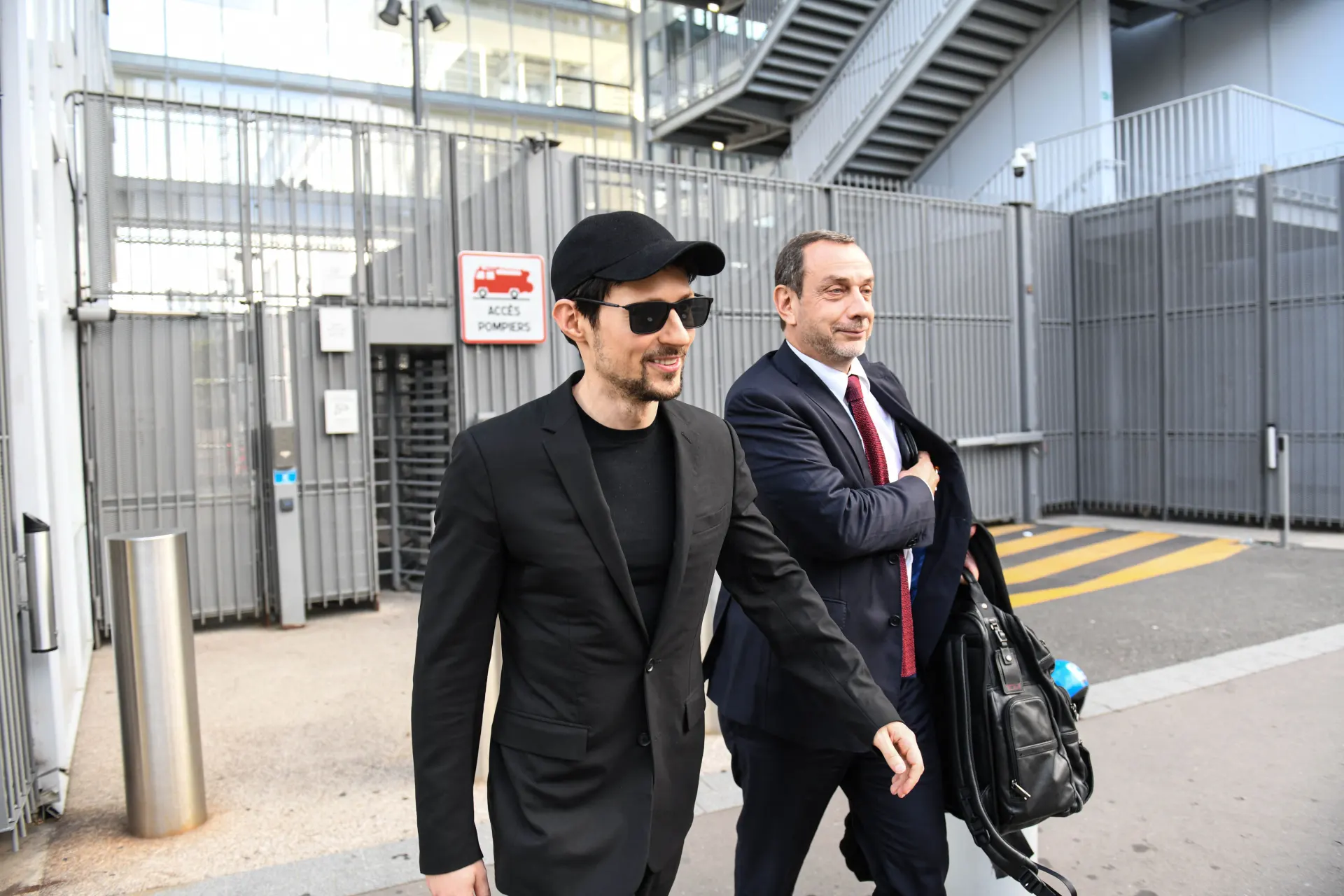 Основатель Telegram представил созданный ИИ трек «Свой живой интернет» о цензуре и обходе блокировок, параллельно рассказывая о повестке со статусом «подозреваемого» и усилившемся давлении российских властей на мессенджер.