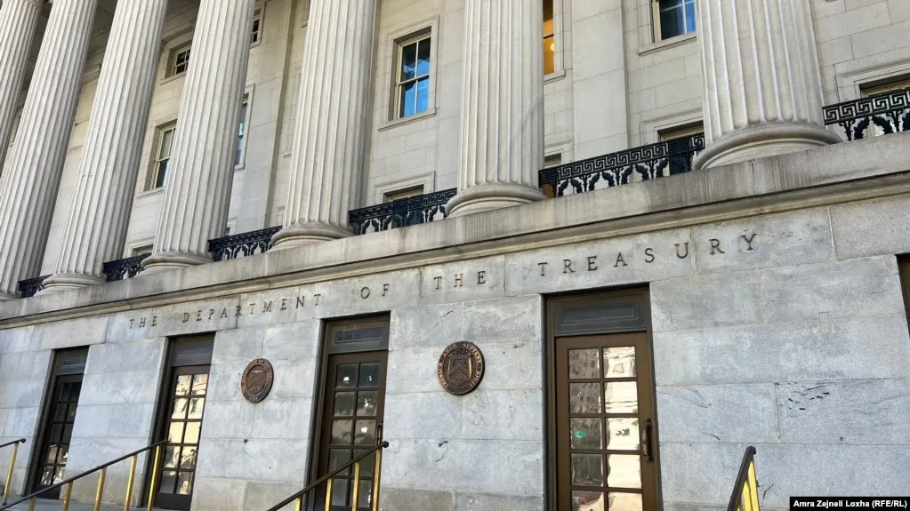 Минфин США объявил о санкциях против восьми физических и четырех юридических лиц из Ирана, Турции и ОАЭ, которых Вашингтон обвиняет в поставках вооружений и восстановлении запасов ракет и беспилотников Ирана, а также ограничил использование двух самолетов, связанных с авиакомпанией Mahan Air.