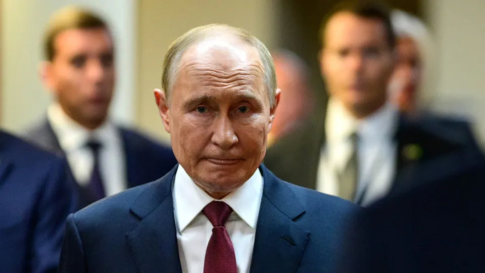 После серии ударов дронов по нефтяному терминалу в Туапсе и возникновения многокилометрового токсичного смога власти отчитываются о совещаниях и церемониях, но публично почти не касаются темы крупнейшей экологической аварии на Черном море.