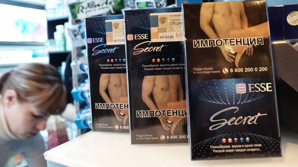 Зампред комитета Госдумы по охране здоровья Леонид Огуль заявил, что в России могут ввести пожизненный запрет на курение для граждан, рождённых после 2008 года, по аналогии с британской реформой «поколения без курения». В парламенте уже обсуждают ряд инициатив по ограничению оборота вейпов и электронных сигарет.