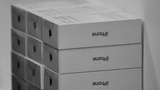 У российских продавцов электроники накопились большие партии дорогих смартфонов Apple и Samsung. Спрос на гаджеты упал, поэтому ритейлеры вынуждены заметно снижать цены и распродавать остатки со склада, всё чаще делая ставку на более доступные китайские модели.