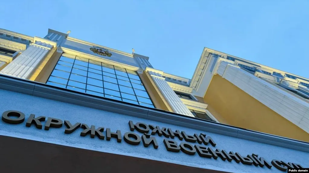 Южный окружной военный суд приговорил трёх молодых людей к срокам от восьми до десяти лет строгого режима по делу о подготовке поджога военкоматов в Ростове-на-Дону. Суд квалифицировал действия как тяжкое преступление, несмотря на то что поджог не был реализован.