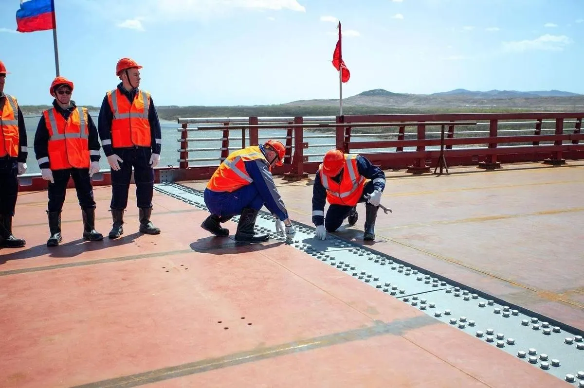 К июню 2026 года на границе России и КНДР планируют запустить первый прямой автомобильный мостовой переход через реку Туманная протяженностью около 5 км, а также модернизировать пункт пропуска «Хасан».