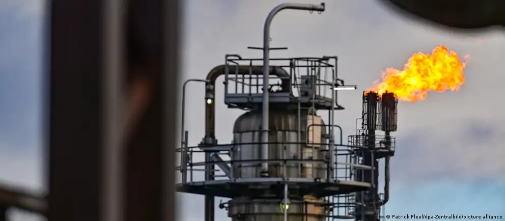 С мая 2026 года планируется остановка транзита казахстанской нефти в Германию по трубопроводу «Дружба». Рассмотрены мотивы решения и возможные экономические последствия для НПЗ в Шведте и региона.