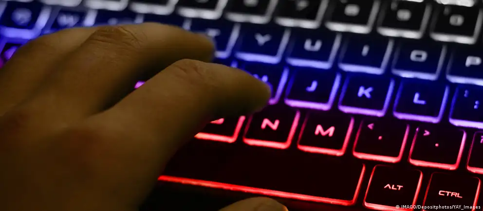 Миницифры планирует приравнять VPN‑трафик к международному трафику и ввести сборы, прежде всего для мобильных сетей. Операторы и эксперты предупреждают о риске фильтрации и подорожания доступа к зарубежным сервисам.