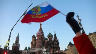 В российской экономике развернулся масштабный кризис неплатежей: просроченная задолженность компаний перед поставщиками и контрагентами достигла 8,2 трлн рублей, или 3,8% ВВП. Больше всего долгов сконцентрировано в обрабатывающей промышленности и торговле, а ситуацию усилило повышение налогов и сокращение бюджетных расходов.