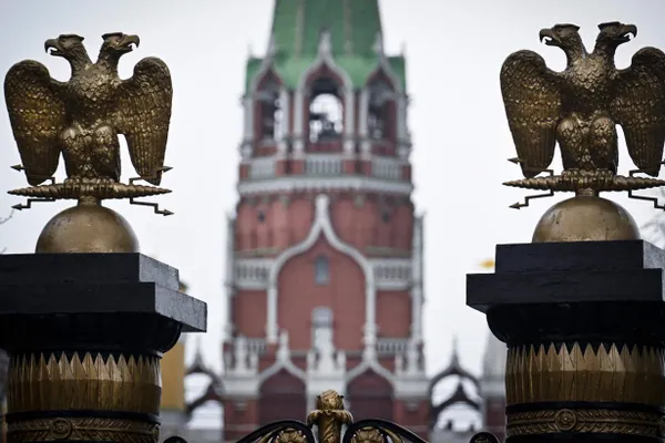 На некоторых релизах в российских стримингах появились предупреждения о том, что из фильмов удалены или скрыты фрагменты в соответствии с действующим законодательством РФ. Платформы связывают отметки с решениями правообладателей, а эксперты отмечают риск роста интереса к пиратским версиям.